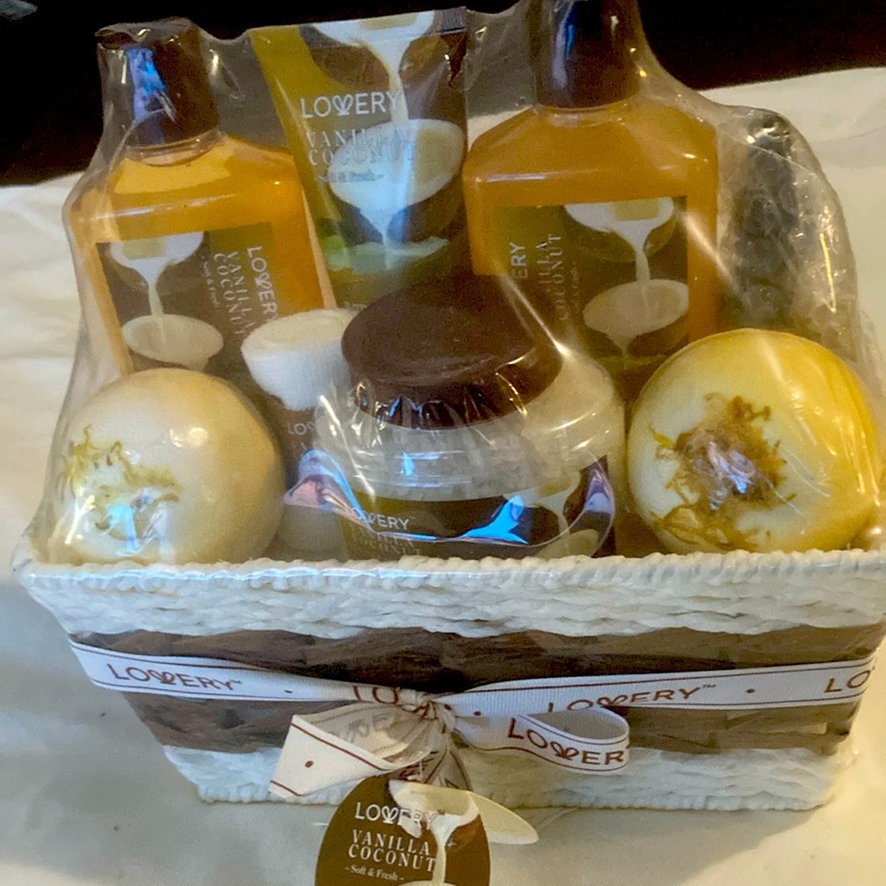 NWT Lovery Bath and Body Gift Basket